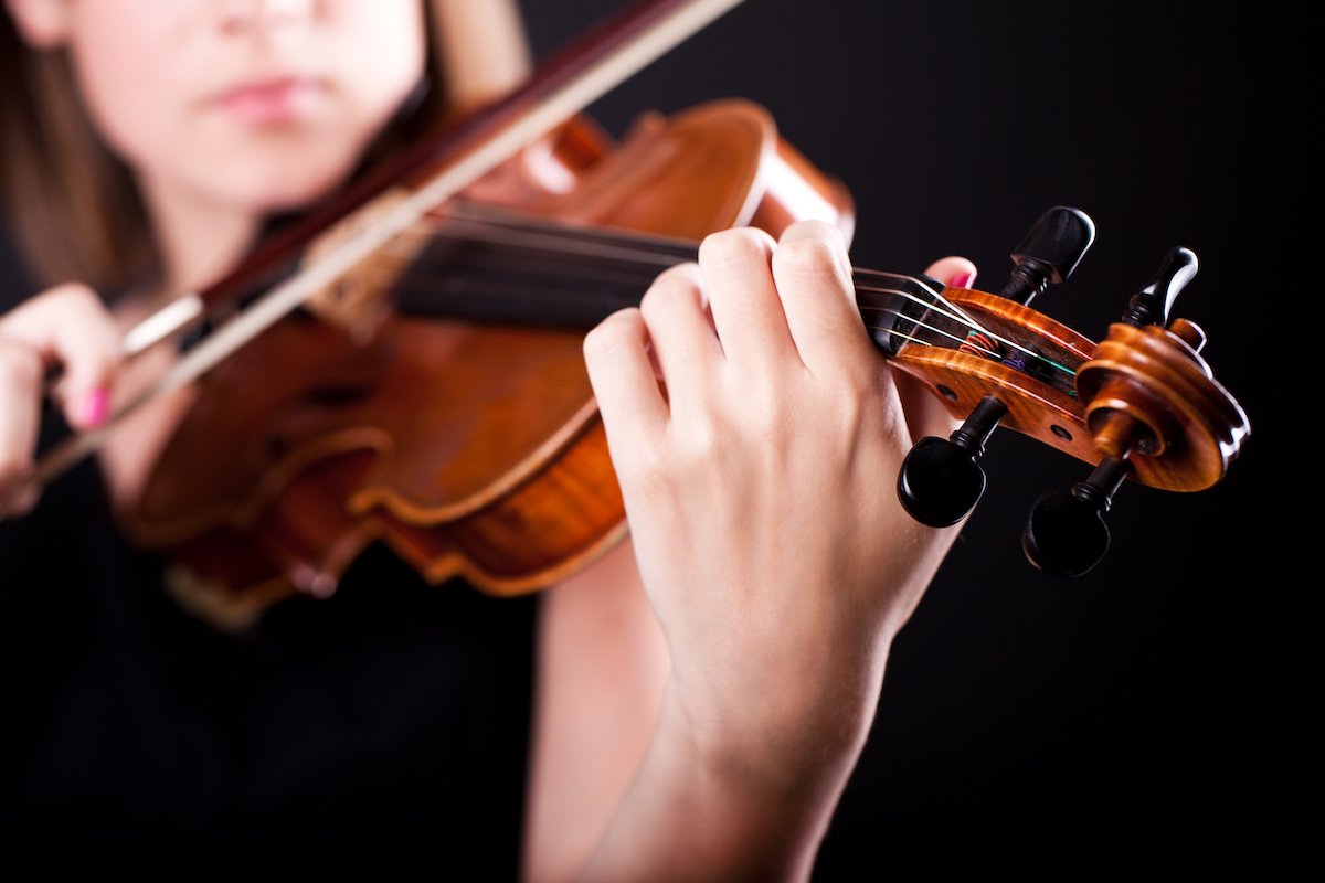 mujer tocando el violin